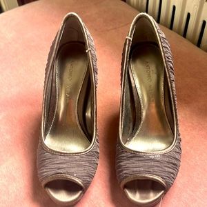 NWT Antonio Melanie Gray Heels  Size 6M Fabric With Sequins Underneath